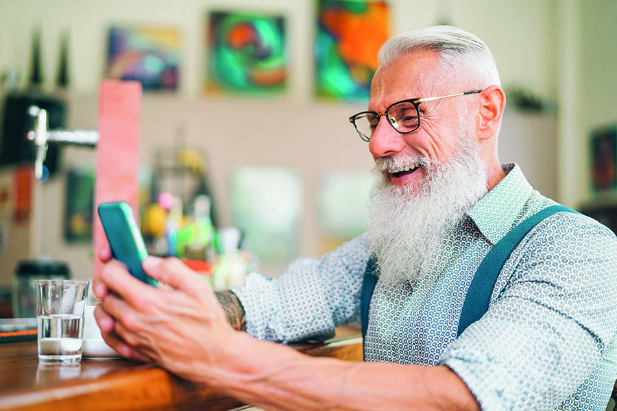 AdobeStock_263689441-telefon-senior-900px.jpg
