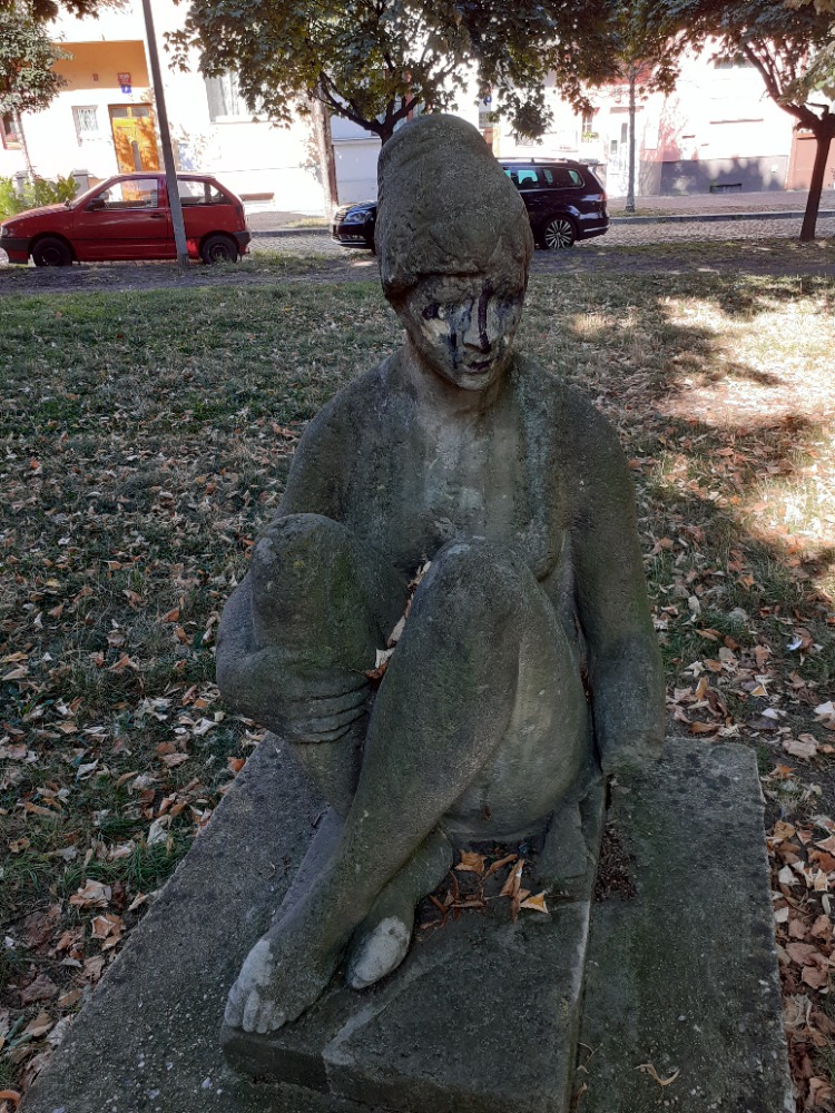 Sedící-(1).jpg