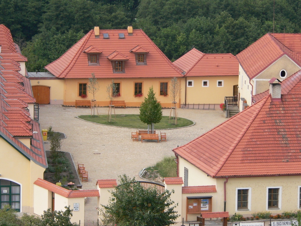 Toulcuv_dvur_foto.jpg