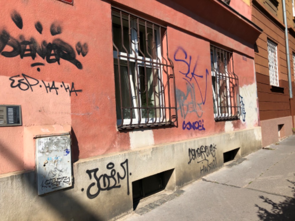 Dům poničený graffiti Dům poničený graffiti