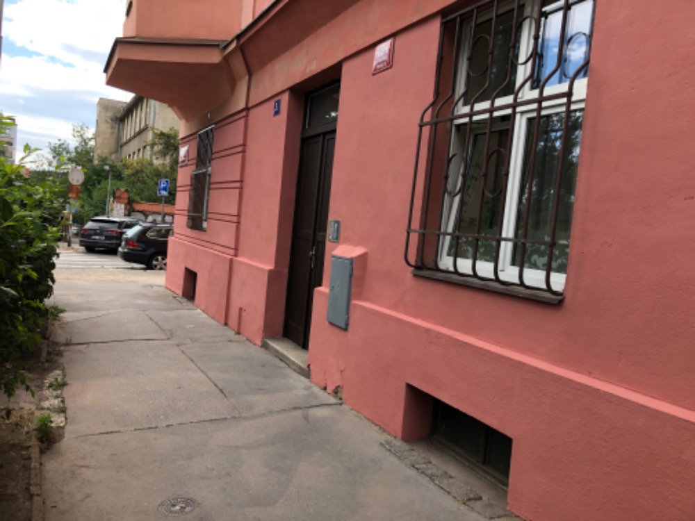 Dům po odstranění graffiti Dům po odstranění graffiti